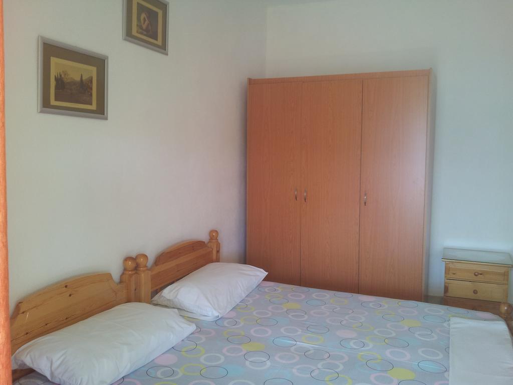 Guest House And Tavern Leo Sarandë Eksteriør billede