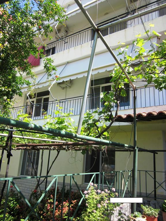 Guest House And Tavern Leo Sarandë Eksteriør billede