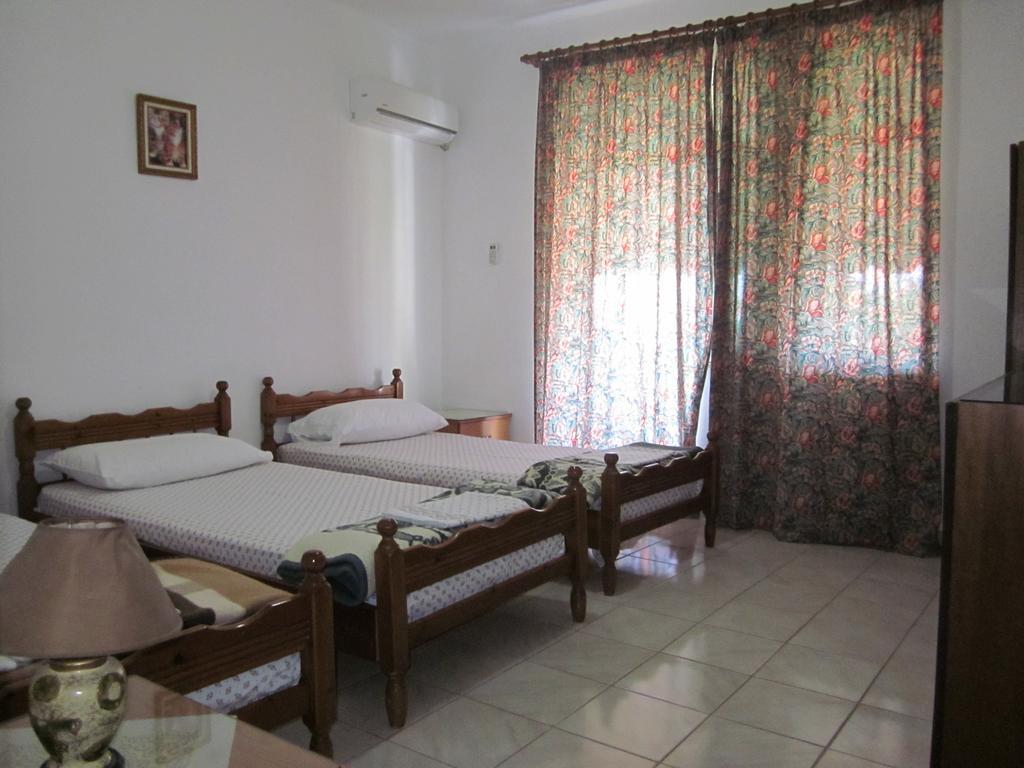 Guest House And Tavern Leo Sarandë Eksteriør billede