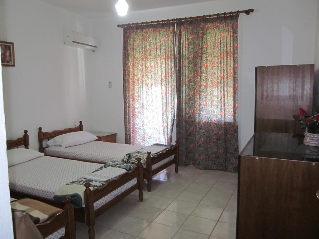 Guest House And Tavern Leo Sarandë Eksteriør billede
