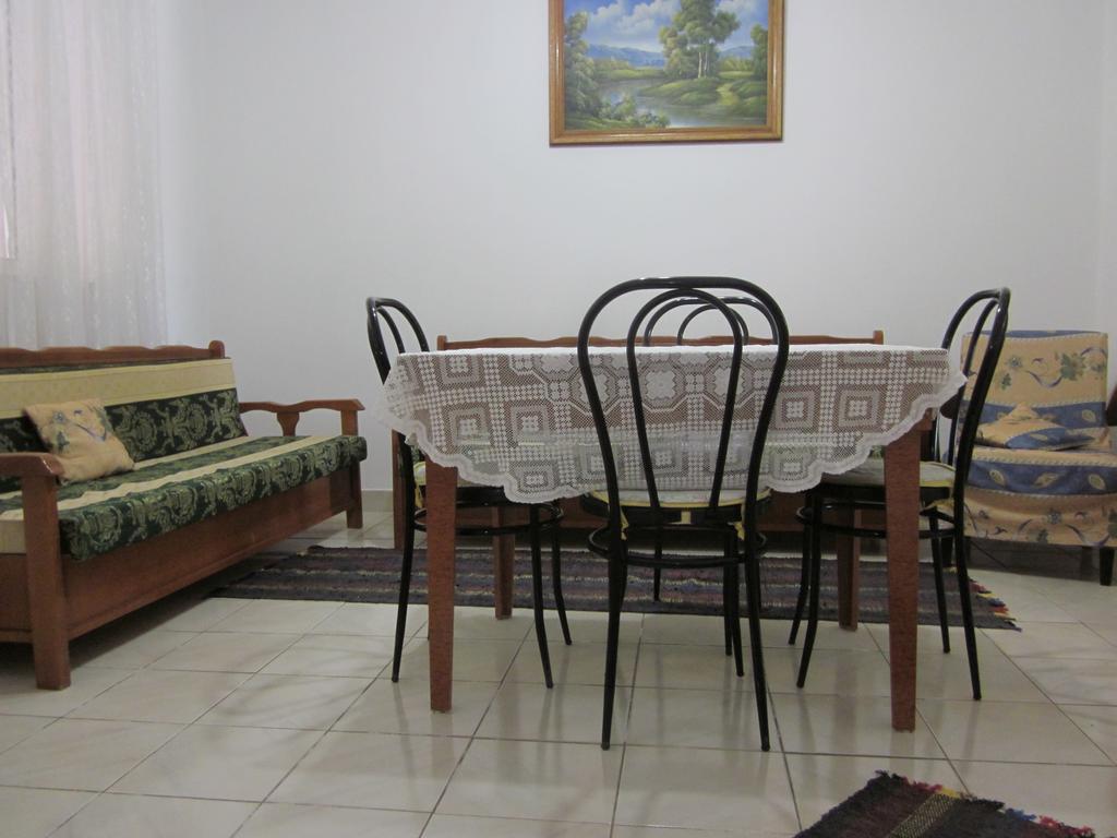 Guest House And Tavern Leo Sarandë Eksteriør billede