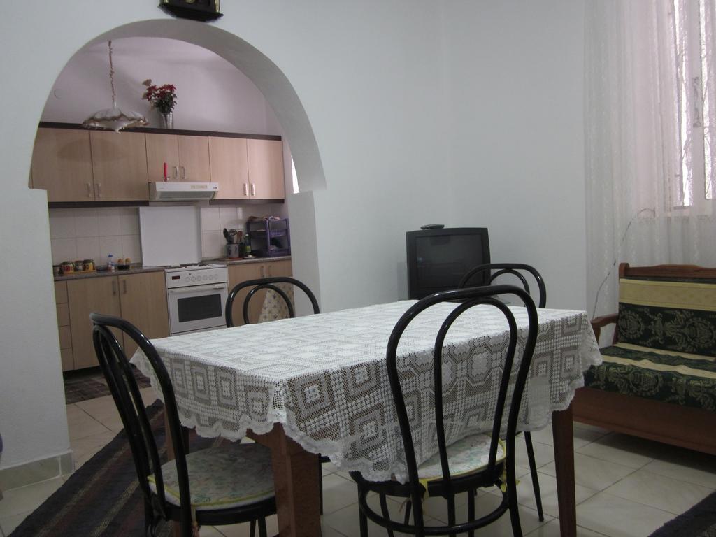 Guest House And Tavern Leo Sarandë Eksteriør billede