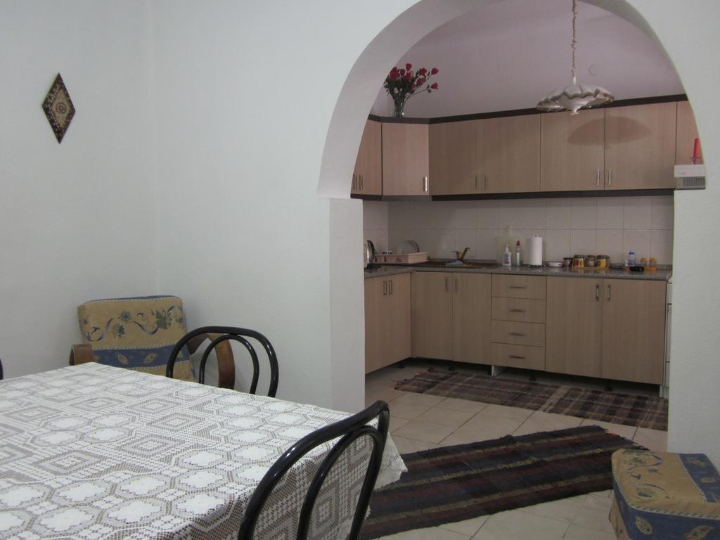 Guest House And Tavern Leo Sarandë Eksteriør billede