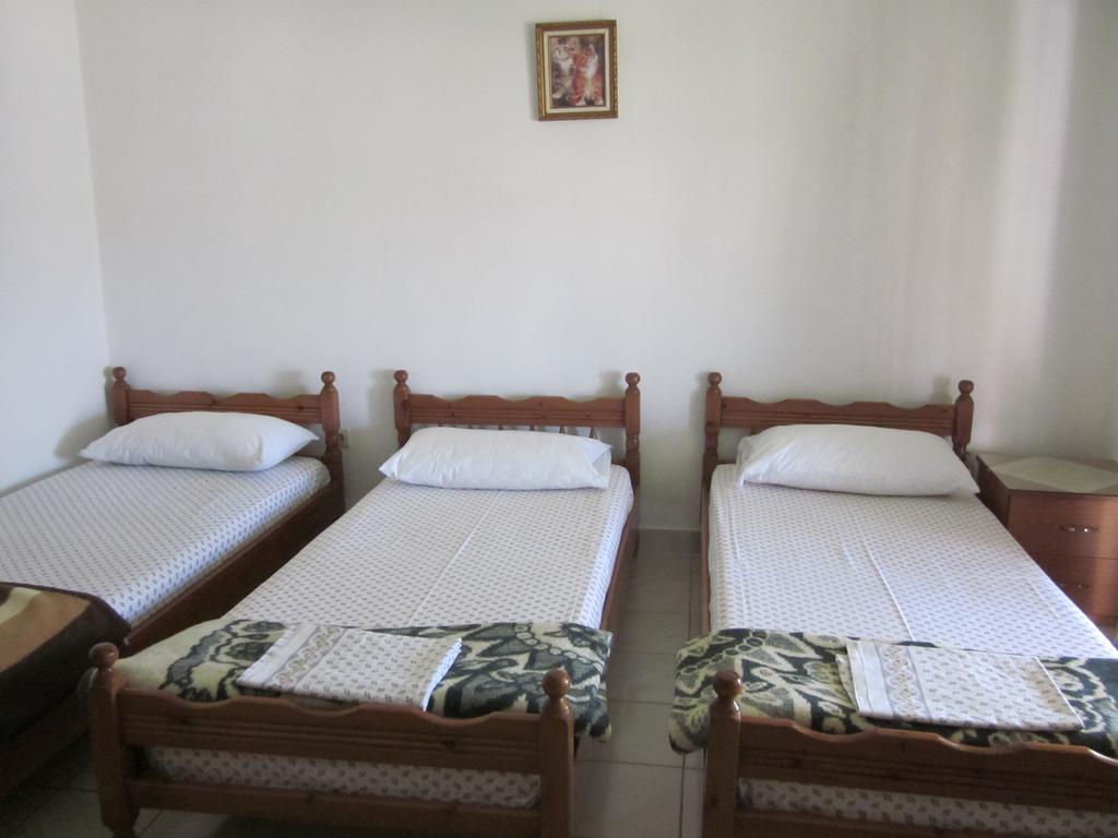 Guest House And Tavern Leo Sarandë Eksteriør billede