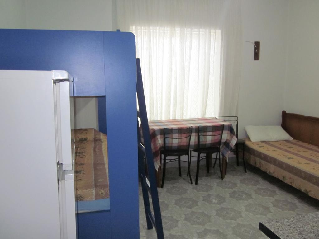 Guest House And Tavern Leo Sarandë Eksteriør billede